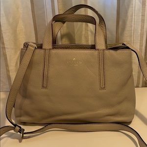 Famous milk tea color bag to match your outfit.